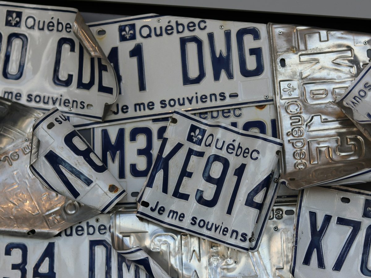 Une pile de plaques d’immatriculation du Québec.